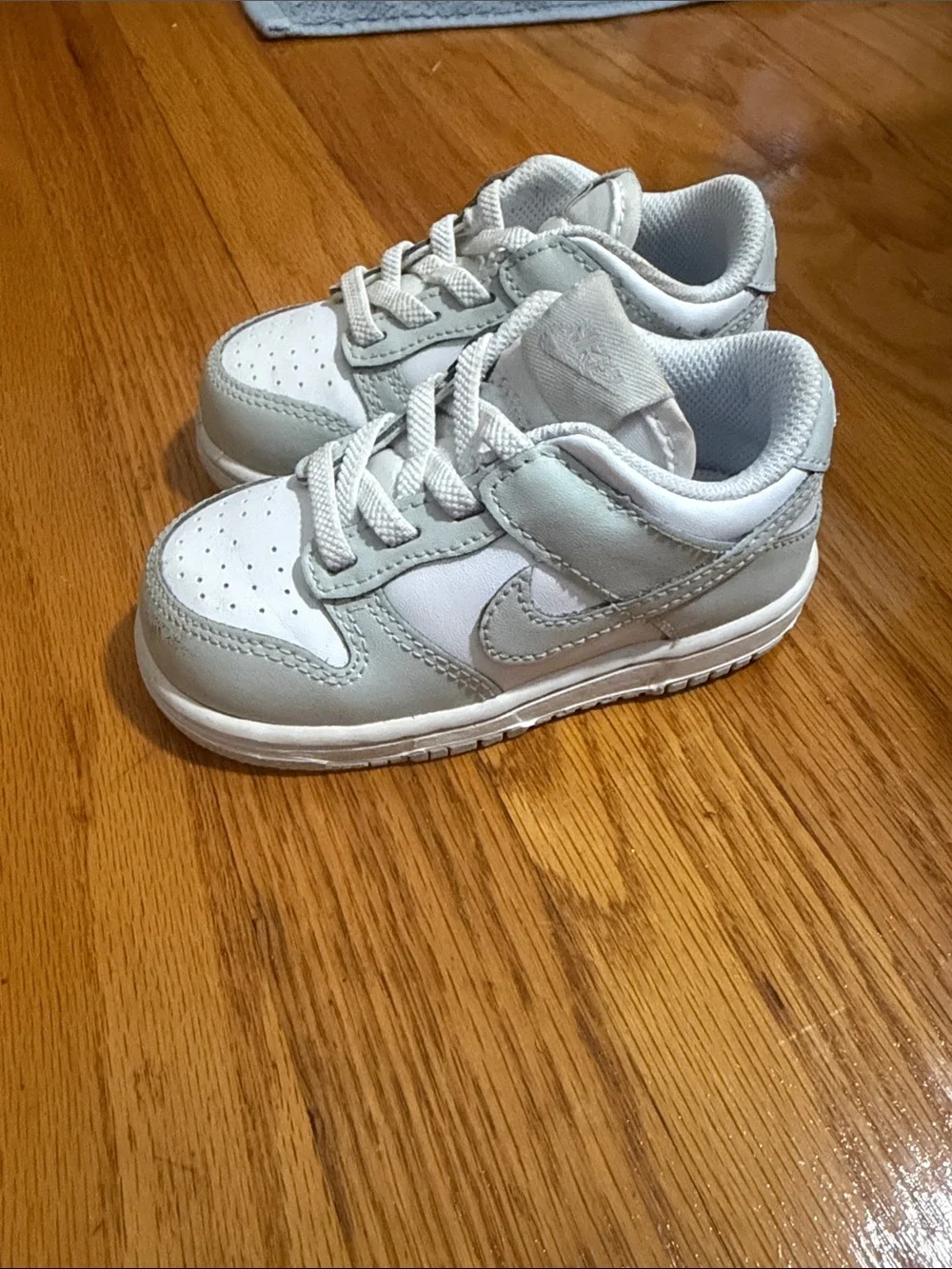 Nike Kids Low-Top Sneakers in Light Gray and White